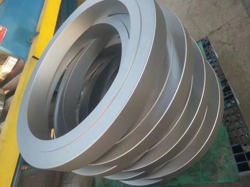 經(jīng)過拋丸機(jī)清理后的法蘭